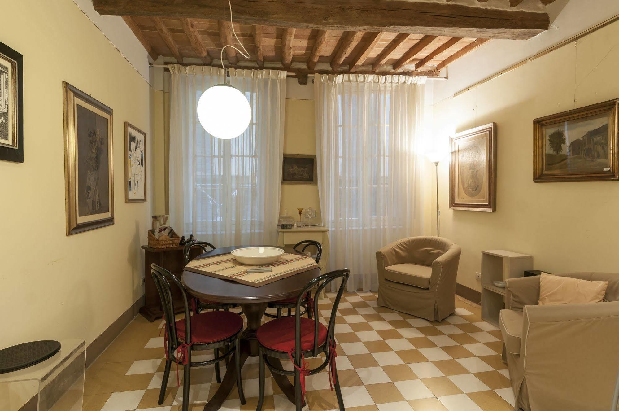 לינה וארוחת בוקר לוקה A Palazzo Busdraghi Residenza D'Epoca מראה חיצוני תמונה